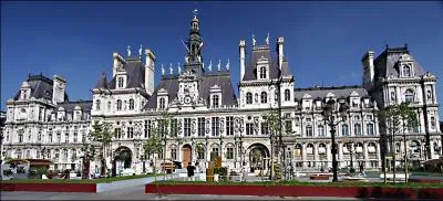 Lieu de proclamation de la IIe et de la IIIe Rpublique, ce lieu est incendi par les communards en mai 1871. Il fut reconstruit sur le mme emplacement entre 1874 et 1882.