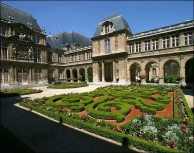 Constitu de deux htels relis par une galerie situe au premier tage, ce muse est consacr  l'Histoire de Paris, des origines  nos jours. Il est situ dans le quartier du Marais.