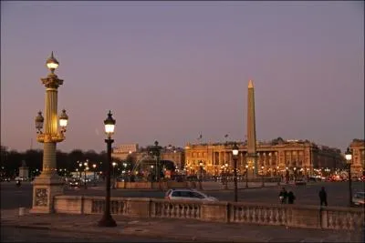 Amnage en 1772 pour servir d'crin  la statue de Louis XV, cette place accueille une vingtaine d'anne plus tard la guillotine qui attire les foules pour les excutions de Louis XVI et Marie-Antoinette.