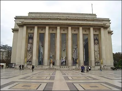 Il fut construit pour l'exposition universelle de 1937 sur les fondations de l'ancien palais du Trocadro qui abritait une salle des ftes de 5 000 places et le muse des monuments franais.