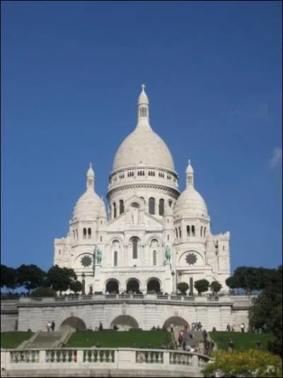 Dominant Paris de sa silhouette blanche, ce monument a t lev sur la plus haute butte de la capitale en expiation des horreurs de la Commune et du sige de Paris par les Prussiens en 1870.