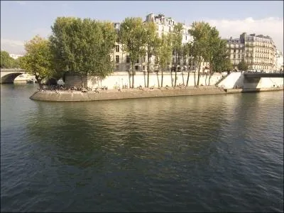 D'une superficie de 11 hectares, ce lieu est devenu un modle de l'urbanisme classique du XVIIe sicle avec ses somptueux btiments difis en grande partie par l'architecte Louis Le Vau.