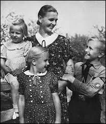 Qu'est ce qu'tait la  race aryenne  selon Hitler ?