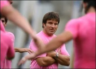 Quel est cet entraneur et ou entrane-t-il ?