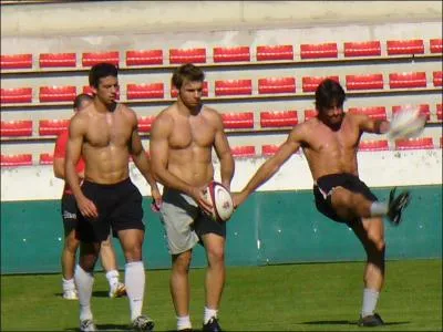 Quel est le joueur au ct de Clment Poitrenaud et Vincent Clerc ?