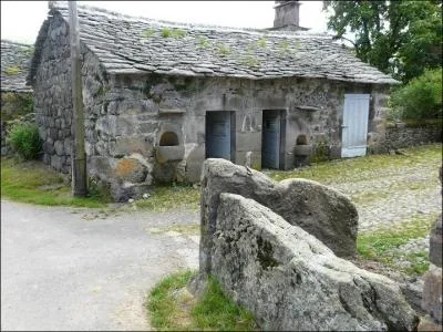 Belle construction que l'on nomme une porcherie. Quel est son synonyme ?