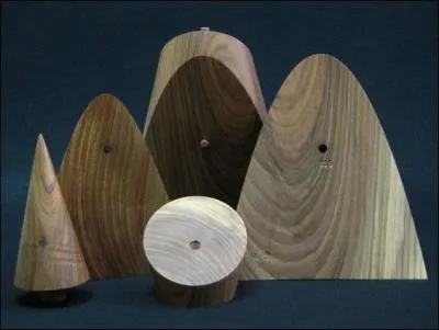 Qui publia  seize ans un trait  des sections coniques  ?