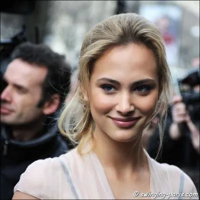 Elle le trouble par son teint blanc rehaussé de satin noir, résultat : il préfère la lire en braille :