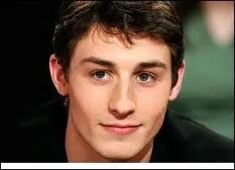 Il portait un habit noir qui avait dû faire les grands soirs de l'Autriche ou de la Hongrie :