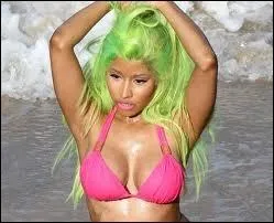 Qui chante (a chant)  Starships  ?