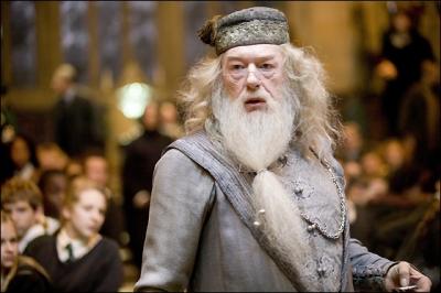 Quelle forme a la cicatrice sur le genou de Dumbledore ?