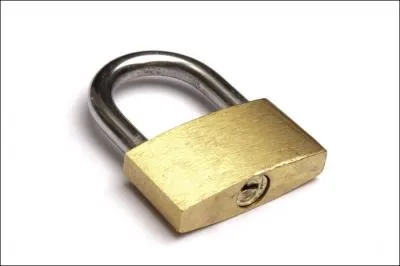 Et n'oubliez de l'attacher avec une chane antivol et un bon  cadenas  qui se traduit :