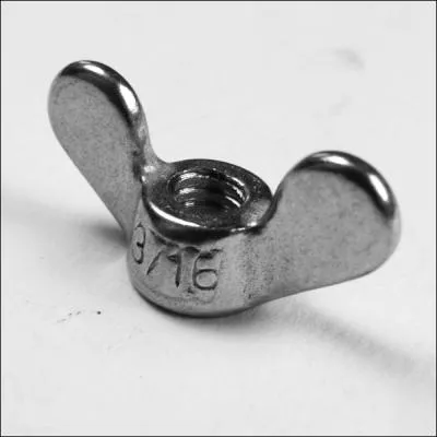 Dans ce cas, il faut retirer la roue en dvissant  l'crou papillon  qui se traduit :