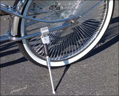  l'arrt, vous posez votre vlo sur la  bquille  que vous traduisez :