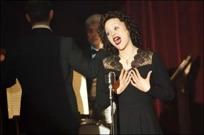 Film biographique franais sorti en 2007, ralis par Olivier Dahan, avec Marion Cotillard, Jean-Pierre Martins et Grard Depardieu...