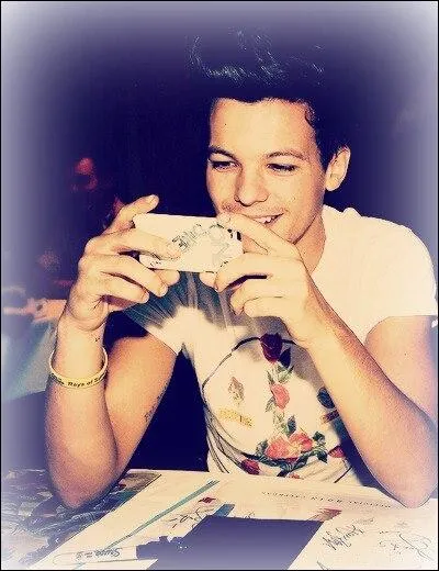 Comment s'appelle l'oiseau que Louis s'est tatou sur le bras ?