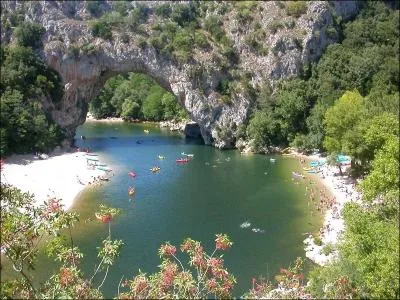 Ici, l'eau serpente entre de hautes falaises franchissant l'arche naturelle du pont d'Arc  travers les montagnes. Ces gorges sont longues de prs de 50 kilomtres.