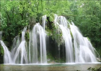 Ces cascades sont situes au cur de la rgion des lacs, en Franche-Comt. Elles s'tendent sur prs de 4 kilomtres et alimentaient autrefois de nombreux moulins.