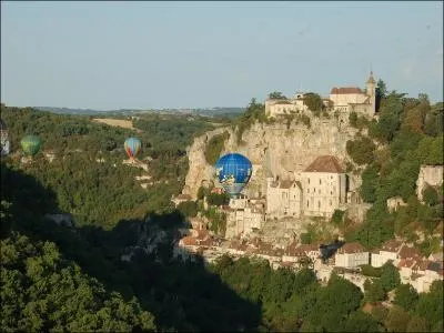 Perch sur le causse de Gramat, dans le haut Quercy, ce village semble dfier les lois de la gravit. Il constituait, nagure, une tape sur la route de Saint-Jacques de Compostelle.