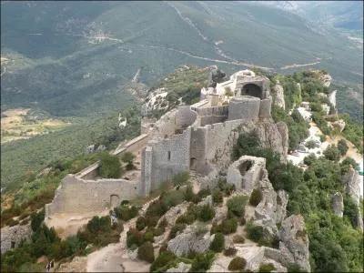 Juch au sommet d'un norme peron rocheux, ce chteau fut au Moyen Age la plus grande et la plus belle citadelle du massif des Corbires. Il n'en reste aujourd'hui que des ruines majestueuses.