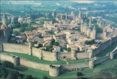 Cette cit, solidement campe sur un escarpement rocheux dominant la rive droite de l'Aude, est la plus grande et la plus complte forteresse mdivale subsistant en Europe.
