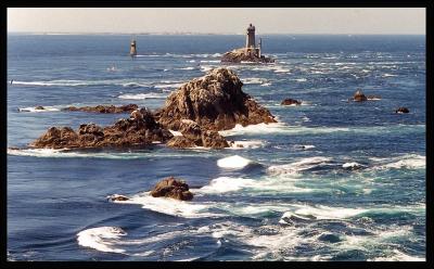 De cet endroit en Bretagne, appel galement la finis terrae (la fin de la terre) on aperoit le phare de la Vieille et, plus loin, au ras des flots, l'le de Sein.
