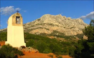 Ce massif provenal long d'environ 12 kilomtres s'tend  l'est d'Aix-en-Provence. Paul Czanne apprciait particulirement ce lieu qu'il fit apparatre dans plusieurs de ses toiles.