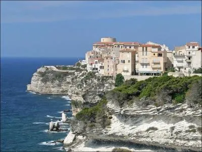 Sa citadelle et sa vieille ville fortifie sont juches sur des falaises blanches  prs de 60 mtres au-dessus de la Mditerrane. Cette ville corse est surnomme la porte de l'Afrique.