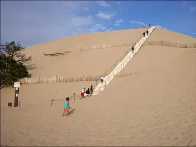 Son nom gascon signifie tas et c'est bien ce qu'elle est, un amas mouvant de sable. Celle qui se dresse firement au-dessus de l'ocan vert des pins est la plus haute dune d'Europe.