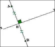 En mathmatiques, la droite remarquable qui passe par le milieu d'un segment et qui est orthogonale  celui-ci s'appelle :