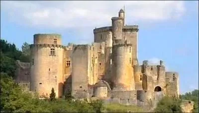 A ne pas manquer lors de votre visite ce magnifique chteau, impressionnant par sa puissance, il fut construit au tournant du quinzime et du seizime, c'est :