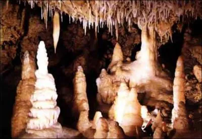 Grottes peu connues situes sur la commune de Castella entre Agen et Villeneuve-sur-le-lot, datant de 30 millions d'annes et prsentant de belles concrtions, quel est notre nom ?