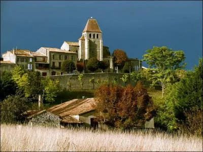 Bastide rige en 1259 sur un plateau rocheux, Saint-Pastour offre aux visiteurs des vestiges de remparts, une glise gothique et les restes d'un chteau fodal, quel est son nom ?