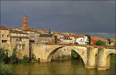 Villeneuve-sur-Lot doit son origine  une bastide fonde en 1253 par :