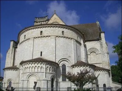 Quel est le nom de la cathdrale d'Agen qui succda  la cathdrale Saint-Etienne tombe en ruine ?