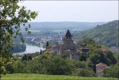 Splendide bourg donnant au sud sur la valle de la Garonne et offrant au nord une magnifique vue sur les serres de l'Agenais, je prsente une jolie glise romane, je suis :