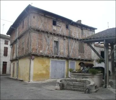 Pittoresque bourg  l'est d'Agen, vous y verrez une halle et de belles maisons  colombage et les restes d'une ancienne abbaye, quel est ce bourg ?