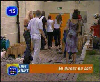 Loft Story - Ils sont tous devant la porte pour...