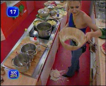 Loft Story 2 - Sandra fait la cuisine, le couvercle tombe et elle dit...