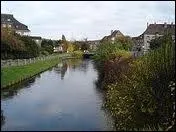 Le fleuve Bresle se jette dans la ville du Trport ( Seine-Maritime ) dans ...