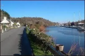 Quel dpartement est arros par le Trieux, tout en sachant qu'il traverse la ville de Guingamp ?