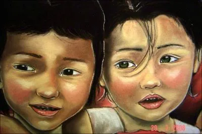 Jolies fillettes aux yeux vifs et gracieux sourires. Elles habitent Guangzhou, capitale de la province du Guangdong.