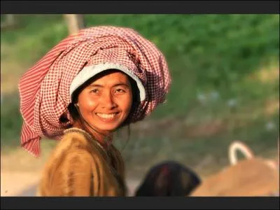 La capitale du royaume est Phnom Penh, au  pays du sourire .