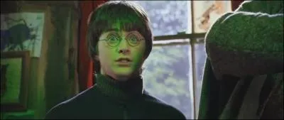 Qu'est-ce qui provoque cette lumire verte qui reflte sur Harry ?