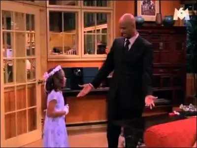 Dans  Dehors !  , comment part finalement Kady au mariage ?