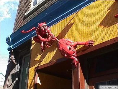 Dès 1690, Furetière donne notre signification actuelle à l'expression : tirer le diable par la queue ou difficulté à gagner sa vie. 
Que voulait-elle dire auparavant ?