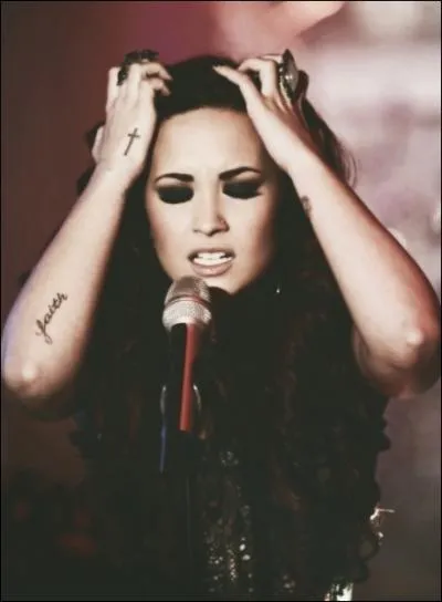 Demi croit-elle en dieu ?