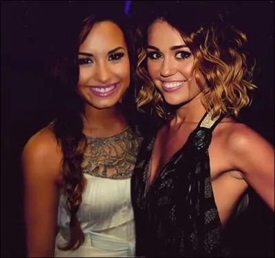 Avec qui est-elle sur cette photo ?