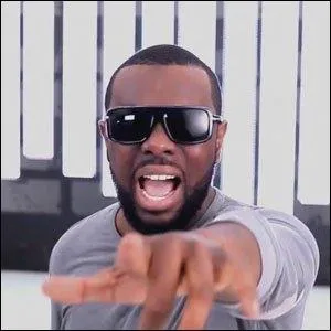 Quelle partie de son visage ne montre-t-il jamais ?