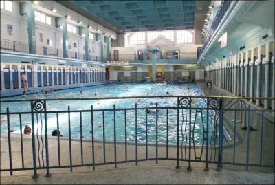 Qu'y avait-il  la place de la piscine Saint-Georges ?